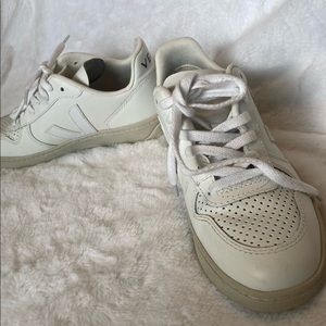 Veja V-12 leather white